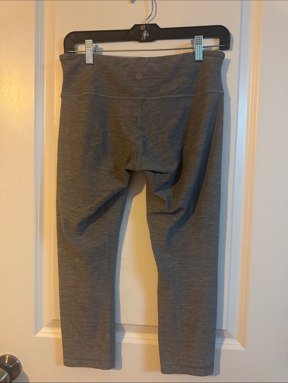 Lululemon Women's Align cropped pants activewear heather Gray Size 6 EUC - Picture 4 of 6